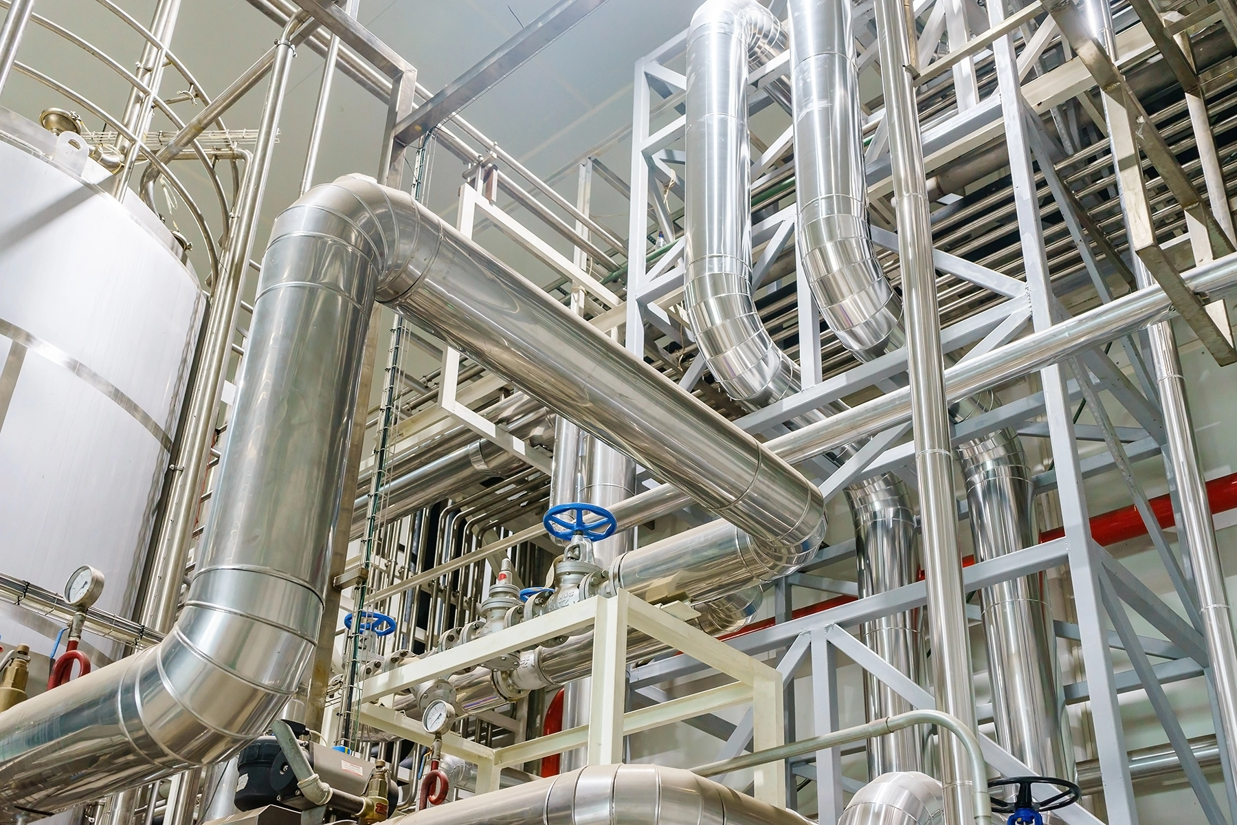 izolacje termiczne rurociagow instalacja rur izolowanych termicznie znajdująca sie wewnątrz zakładu produkcyjnego