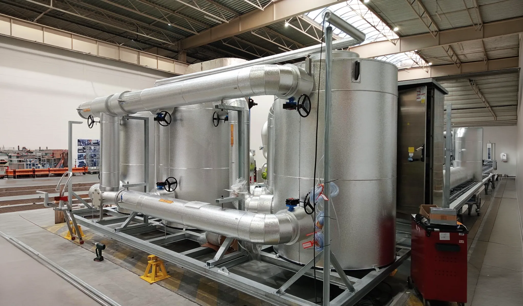 Zbiornik przemysłowy z izolacja termiczną, zbudowany z 3 trzech części 