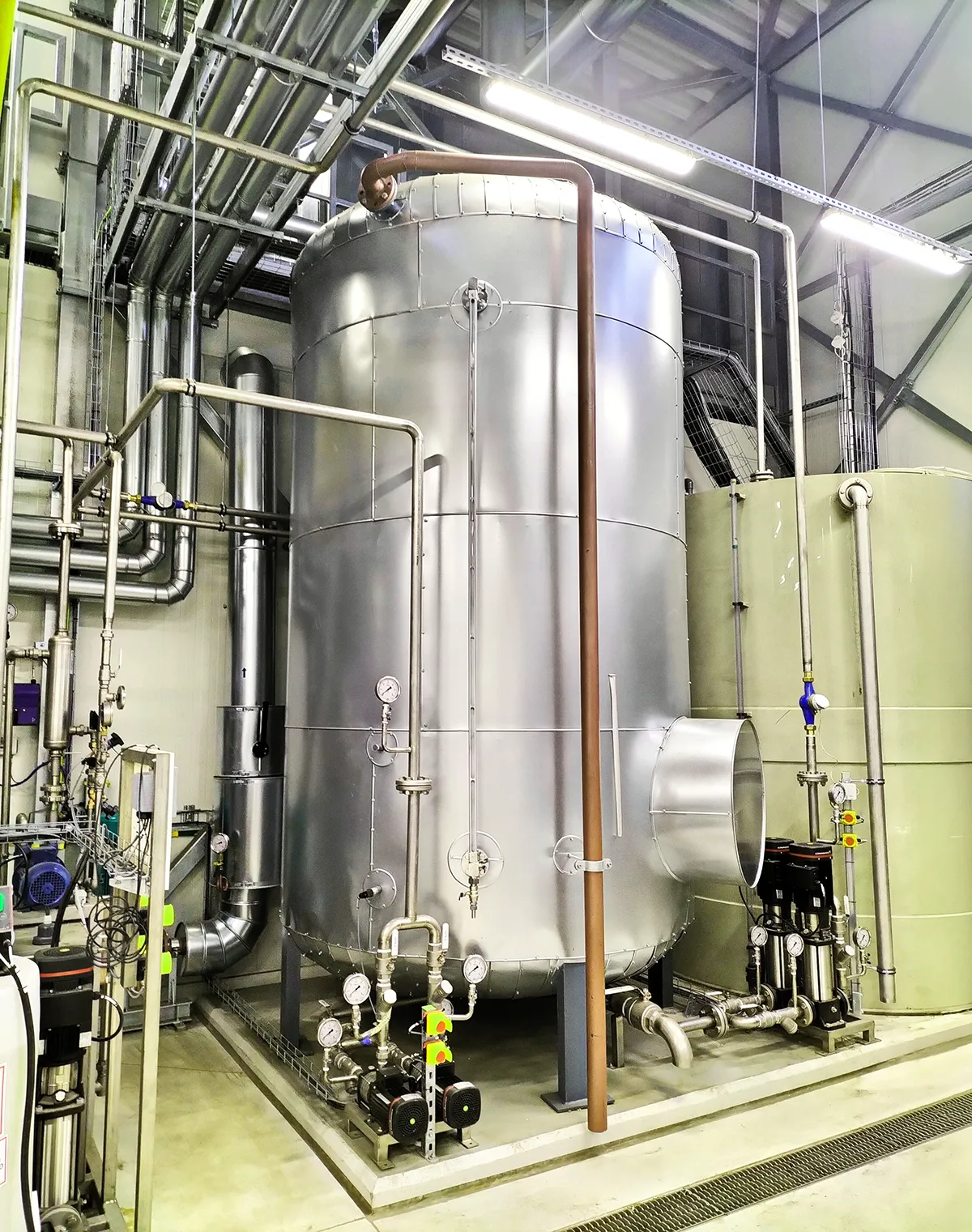 duży zbiornik z izolacją termiczną